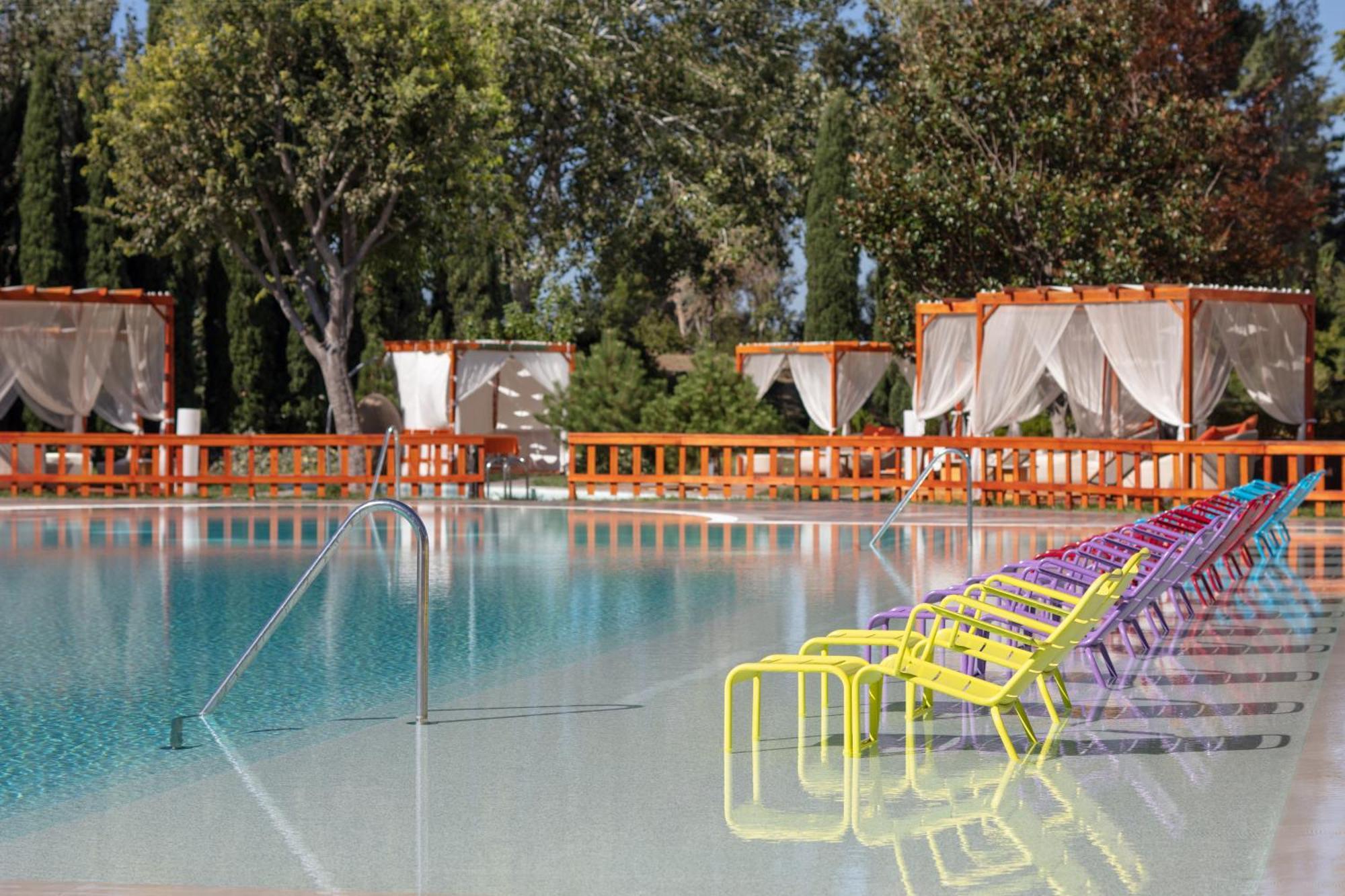 Sheraton Istanbul Atakoy Hotel Eksteriør bilde The pool at the hotel