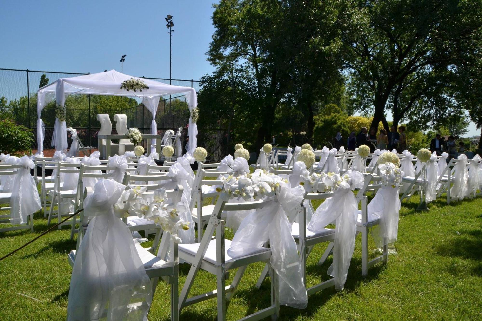Sheraton Istanbul Atakoy Hotel Eksteriør bilde A wedding at the park