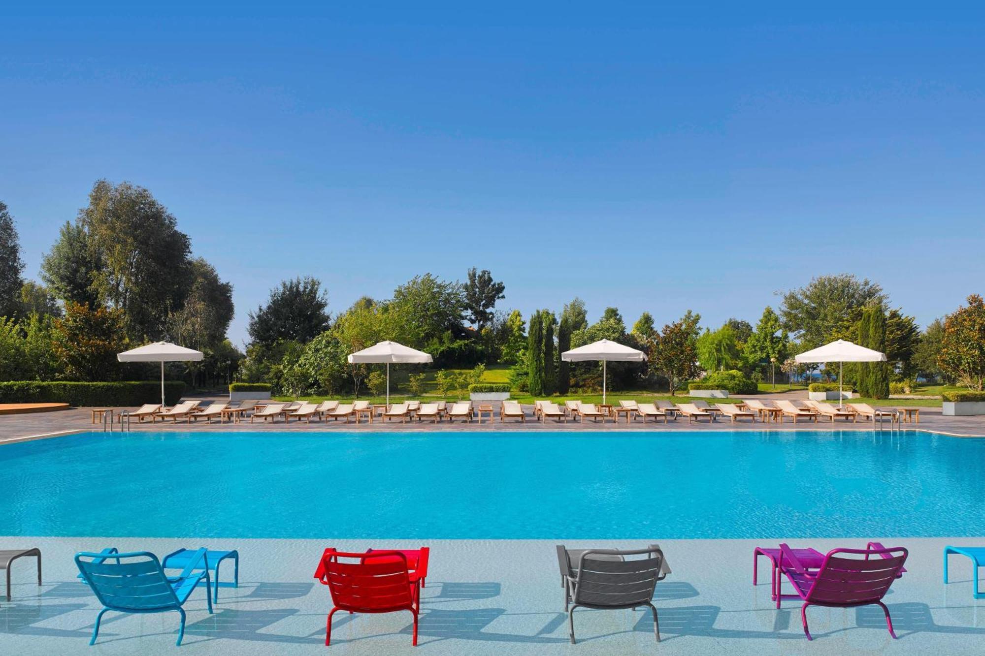 Sheraton Istanbul Atakoy Hotel Eksteriør bilde The pool at the hotel