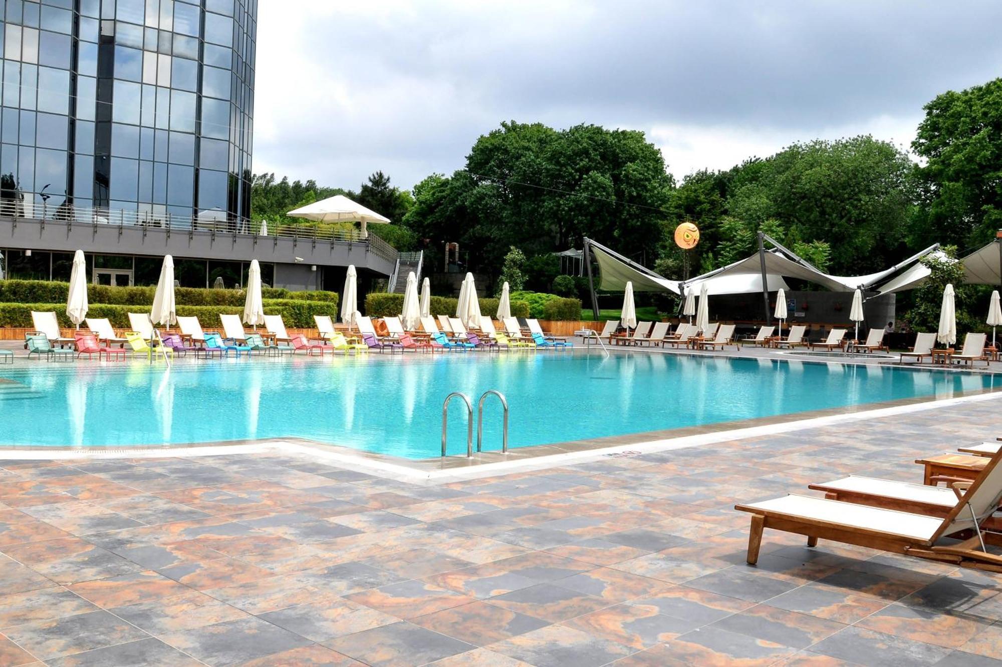 Sheraton Istanbul Atakoy Hotel Eksteriør bilde The pool at the hotel