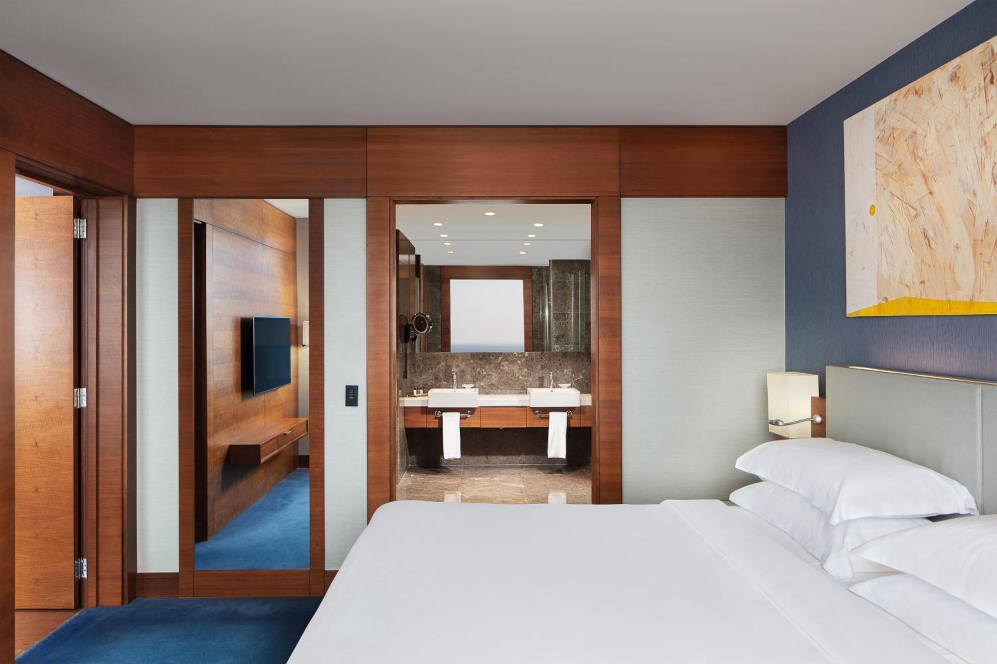 Sheraton Istanbul Atakoy Hotel Eksteriør bilde A guest room at the hotel