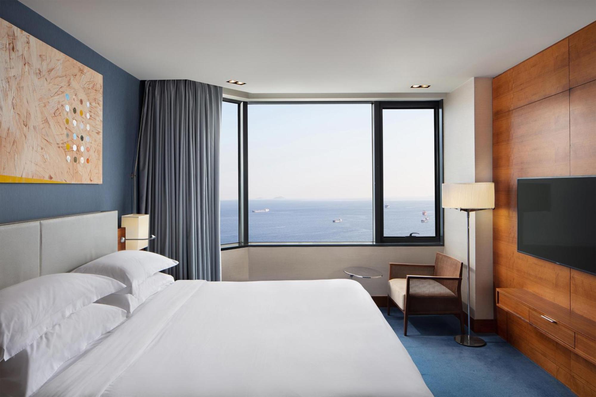 Sheraton Istanbul Atakoy Hotel Eksteriør bilde A guest room at the hotel
