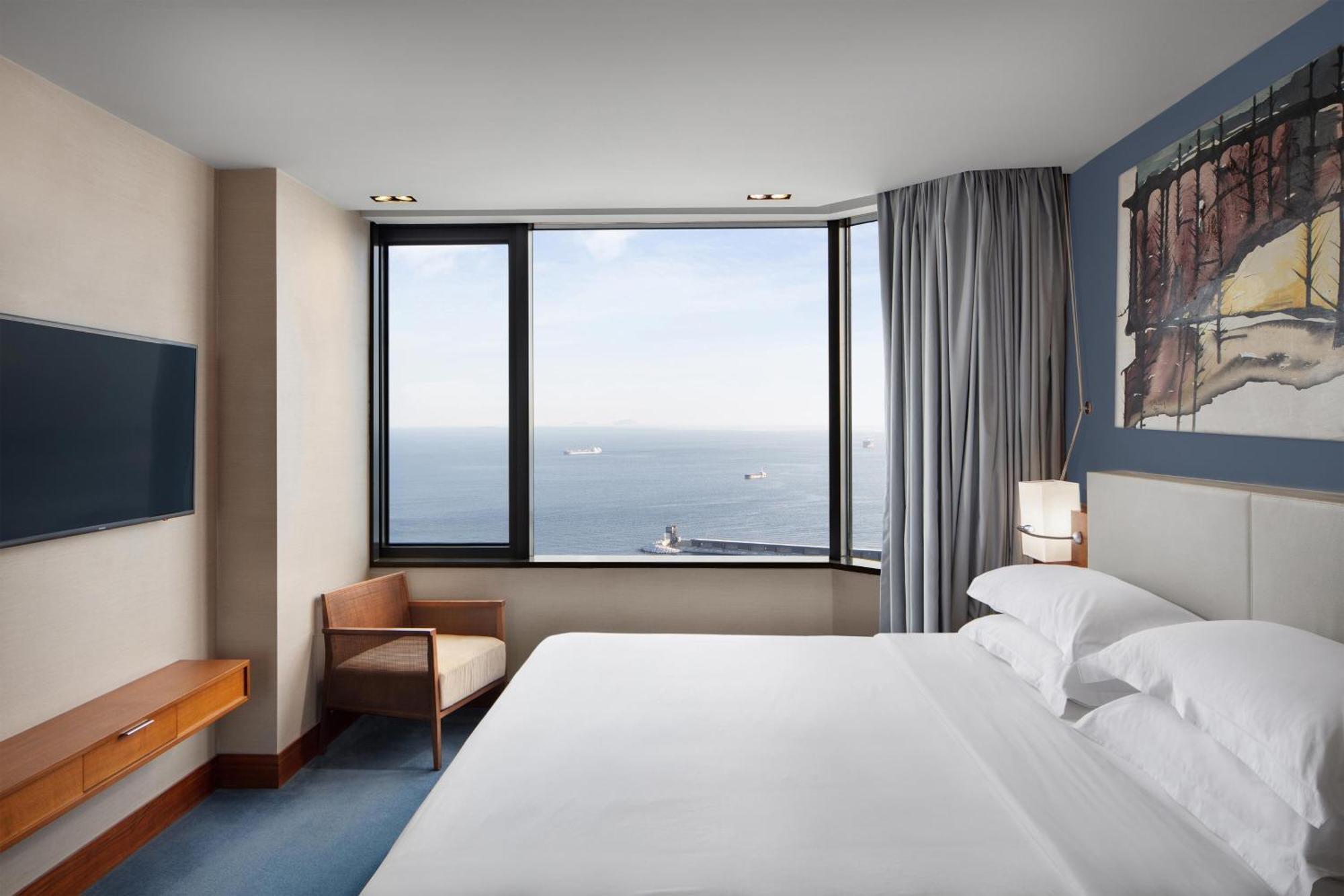 Sheraton Istanbul Atakoy Hotel Eksteriør bilde A guest room at the hotel
