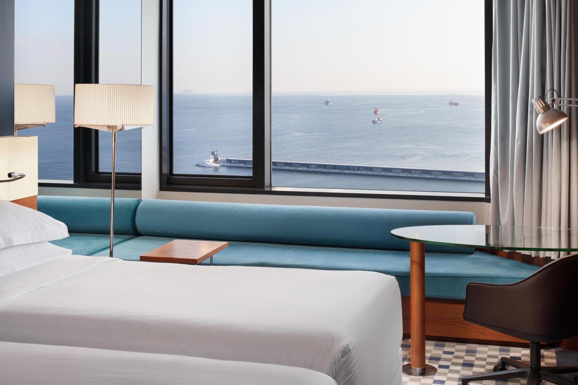 Sheraton Istanbul Atakoy Hotel Eksteriør bilde A guest room at the hotel