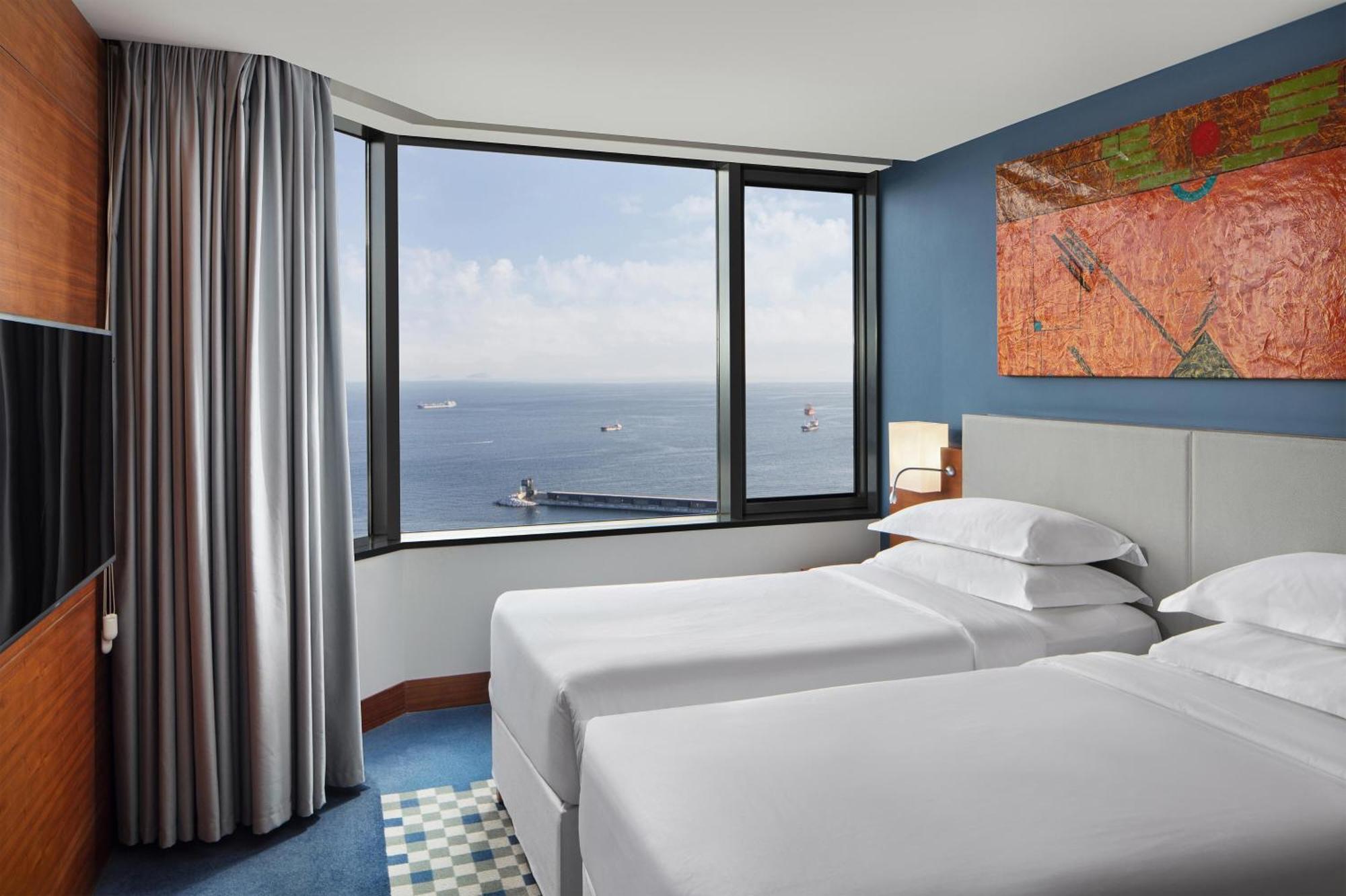 Sheraton Istanbul Atakoy Hotel Eksteriør bilde A guest room at the hotel