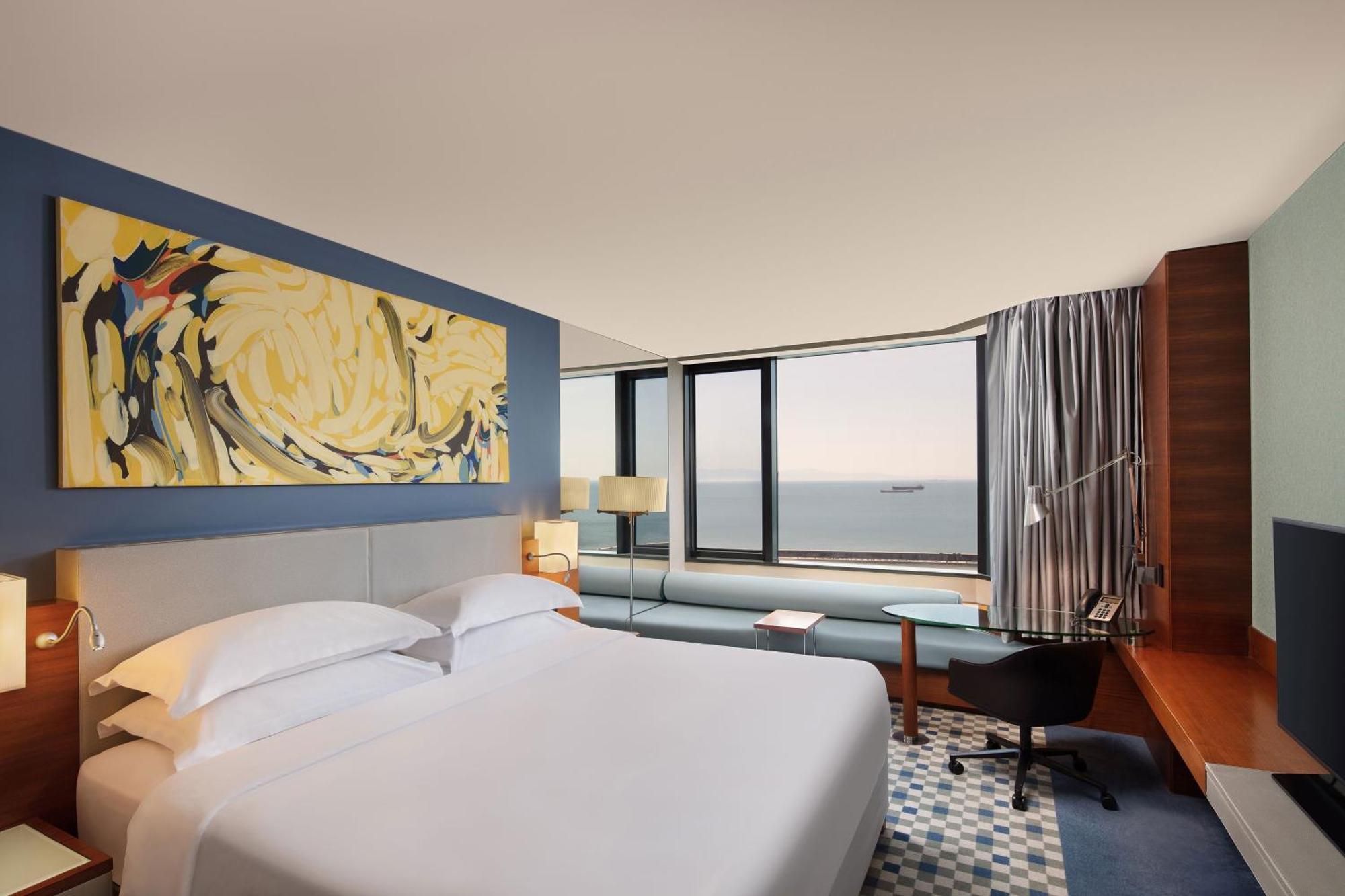 Sheraton Istanbul Atakoy Hotel Eksteriør bilde A guest room at the hotel