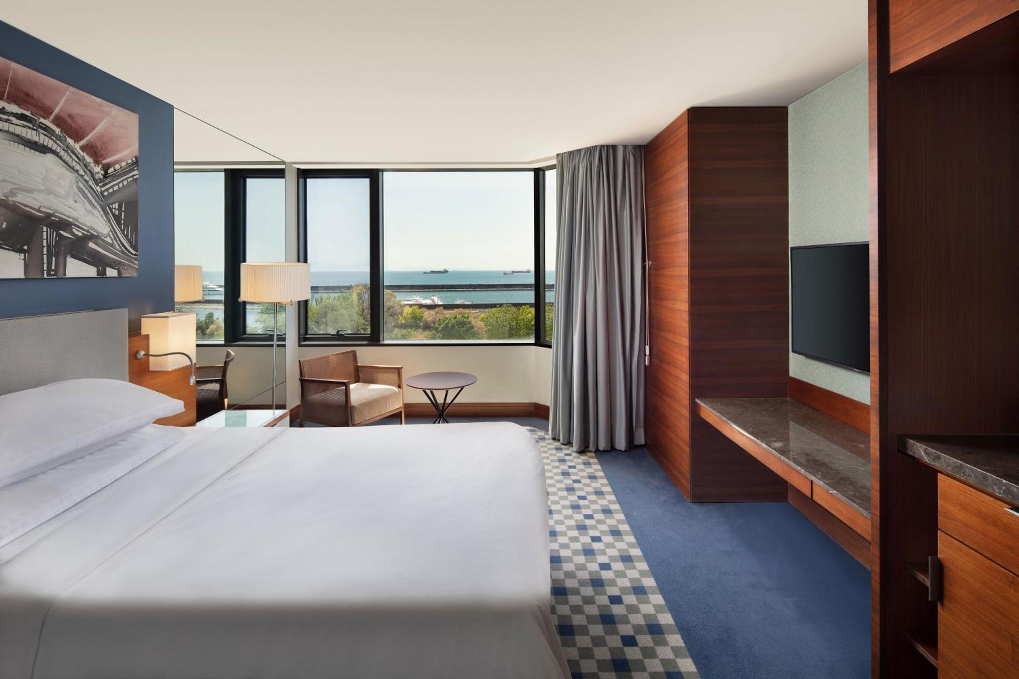 Sheraton Istanbul Atakoy Hotel Eksteriør bilde A guest room at the hotel